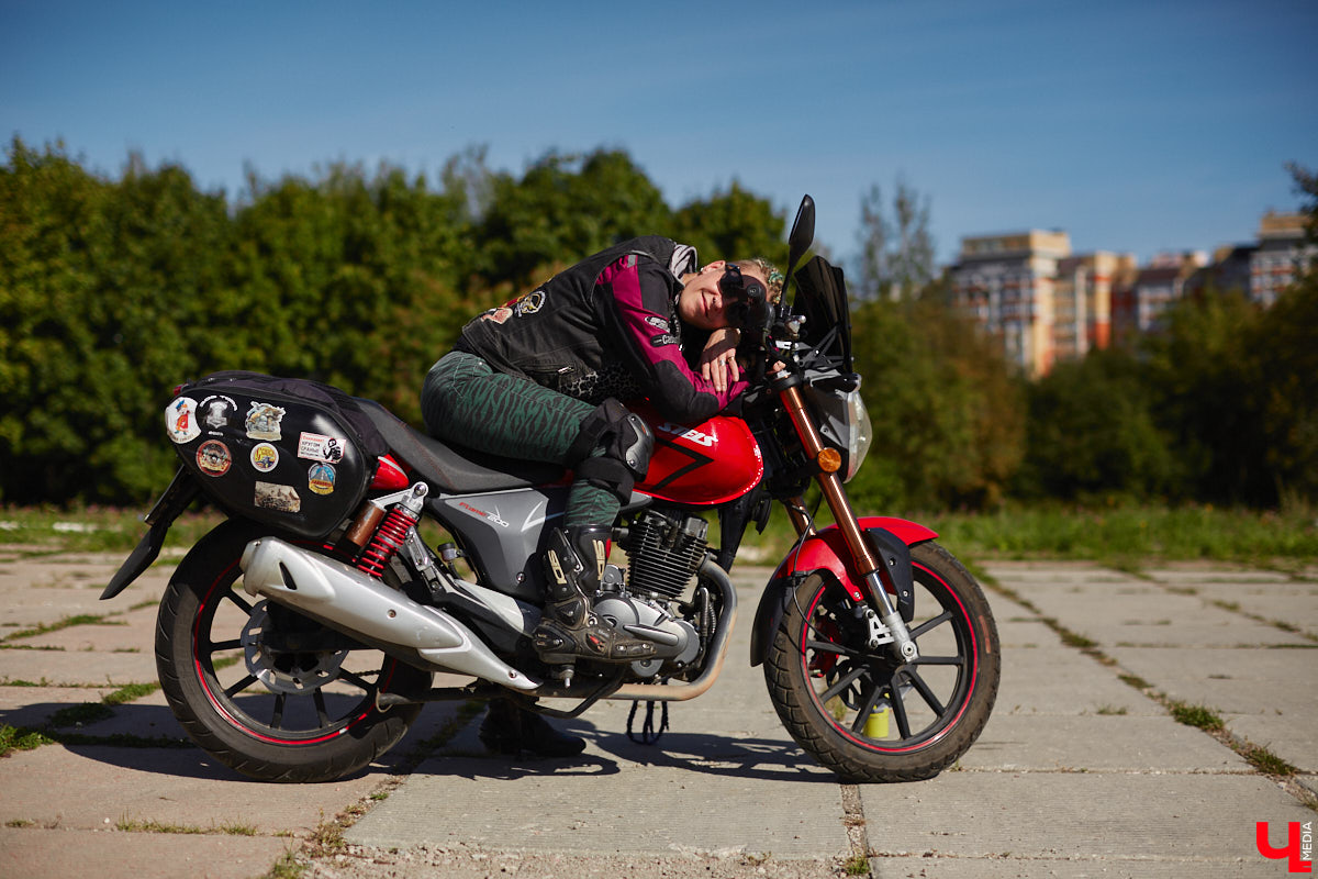 Что на самом деле происходит на мотофестивалях и какие они — люди на железных конях, брутально делающих врум-врум? Завесу адреналиновой жизни нам приоткрыла владимирская байкерша Марина Капралова, которая на своей двухколесной «девочке» не пропускает ни одного яркого события сезона.