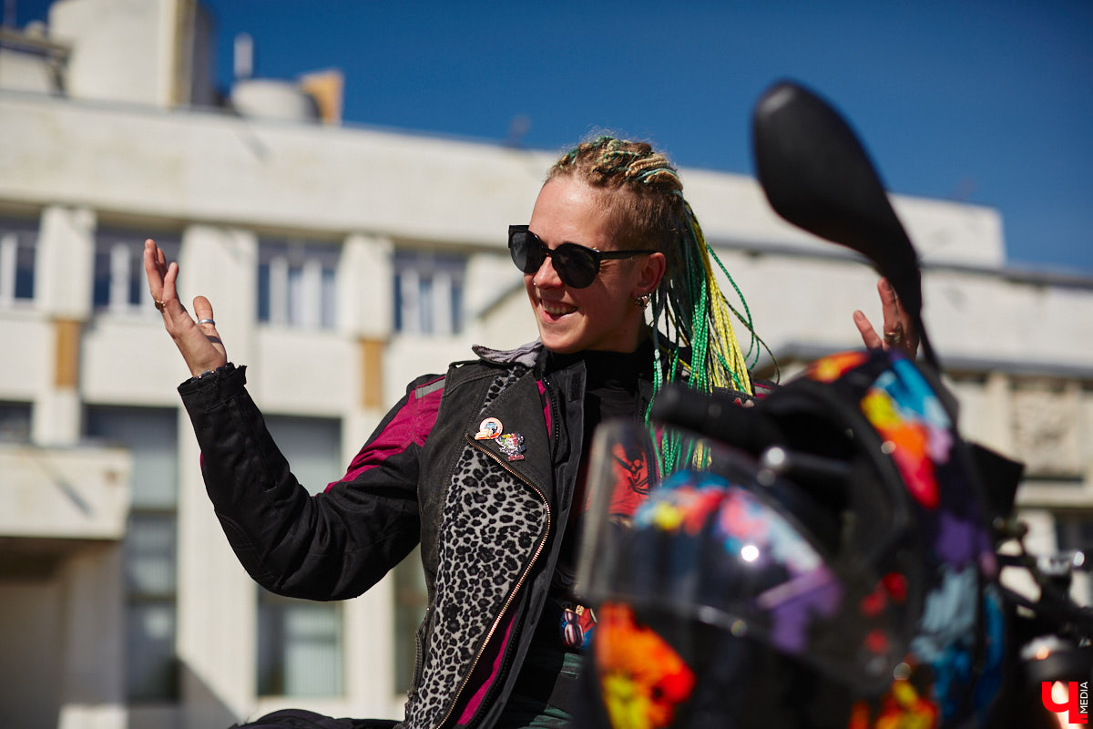 Что на самом деле происходит на мотофестивалях и какие они — люди на железных конях, брутально делающих врум-врум? Завесу адреналиновой жизни нам приоткрыла владимирская байкерша Марина Капралова, которая на своей двухколесной «девочке» не пропускает ни одного яркого события сезона.