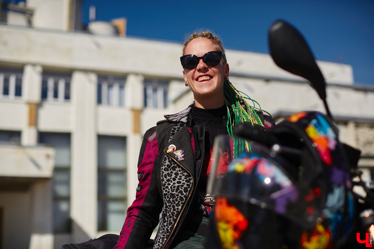 Что на самом деле происходит на мотофестивалях и какие они — люди на железных конях, брутально делающих врум-врум? Завесу адреналиновой жизни нам приоткрыла владимирская байкерша Марина Капралова, которая на своей двухколесной «девочке» не пропускает ни одного яркого события сезона.