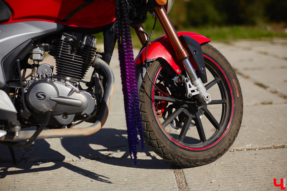 Что на самом деле происходит на мотофестивалях и какие они — люди на железных конях, брутально делающих врум-врум? Завесу адреналиновой жизни нам приоткрыла владимирская байкерша Марина Капралова, которая на своей двухколесной «девочке» не пропускает ни одного яркого события сезона.