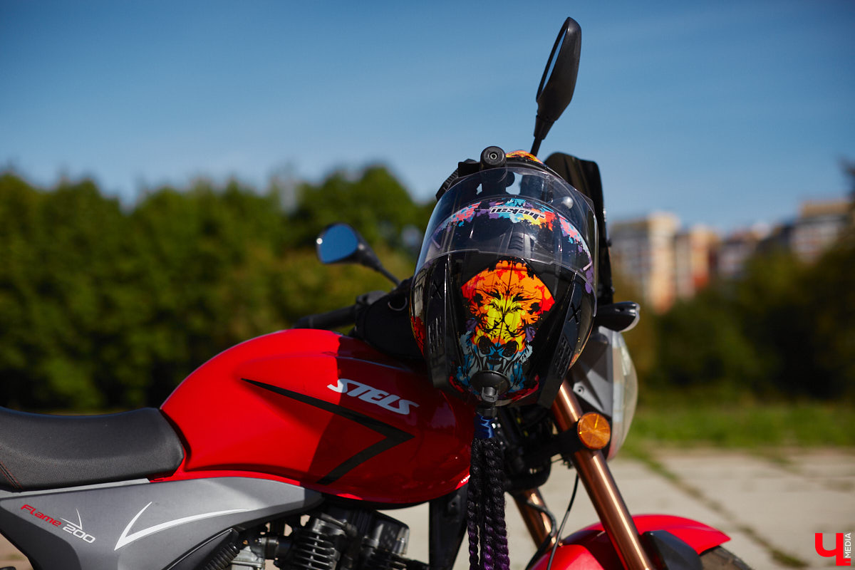 Что на самом деле происходит на мотофестивалях и какие они — люди на железных конях, брутально делающих врум-врум? Завесу адреналиновой жизни нам приоткрыла владимирская байкерша Марина Капралова, которая на своей двухколесной «девочке» не пропускает ни одного яркого события сезона.