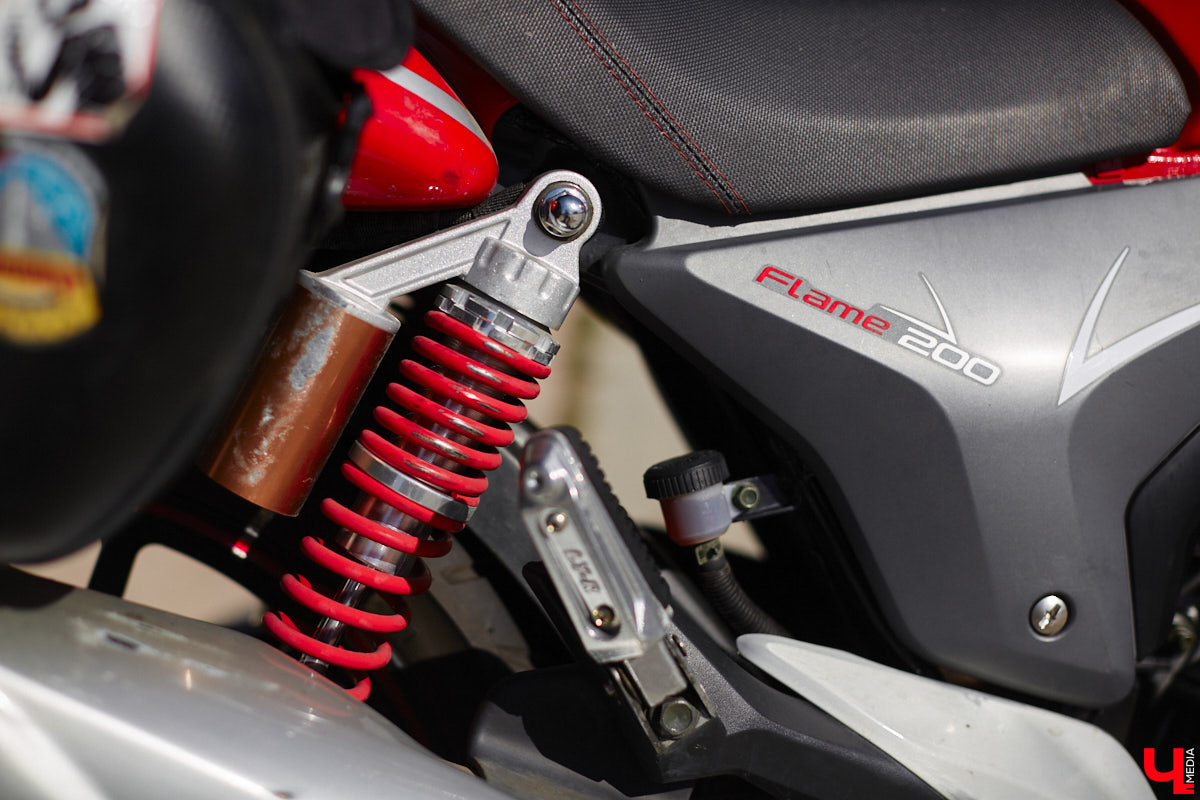 Что на самом деле происходит на мотофестивалях и какие они — люди на железных конях, брутально делающих врум-врум? Завесу адреналиновой жизни нам приоткрыла владимирская байкерша Марина Капралова, которая на своей двухколесной «девочке» не пропускает ни одного яркого события сезона.