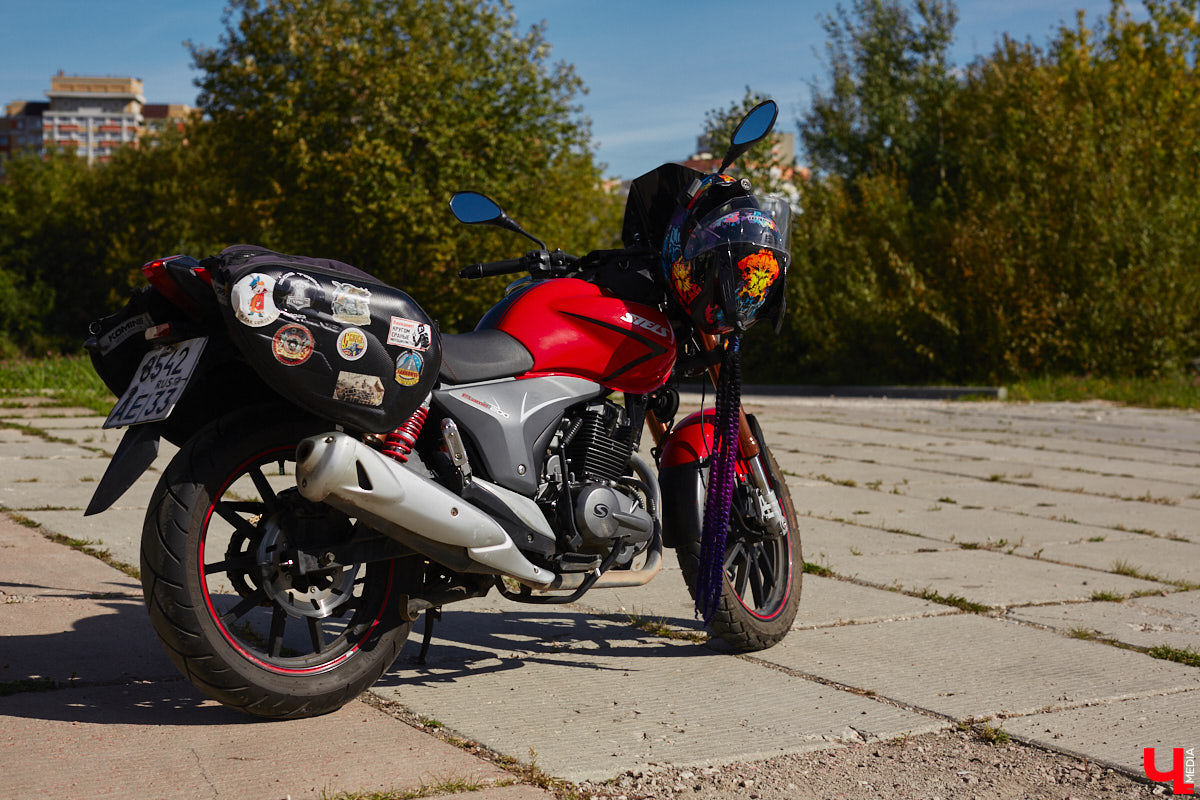 Что на самом деле происходит на мотофестивалях и какие они — люди на железных конях, брутально делающих врум-врум? Завесу адреналиновой жизни нам приоткрыла владимирская байкерша Марина Капралова, которая на своей двухколесной «девочке» не пропускает ни одного яркого события сезона.