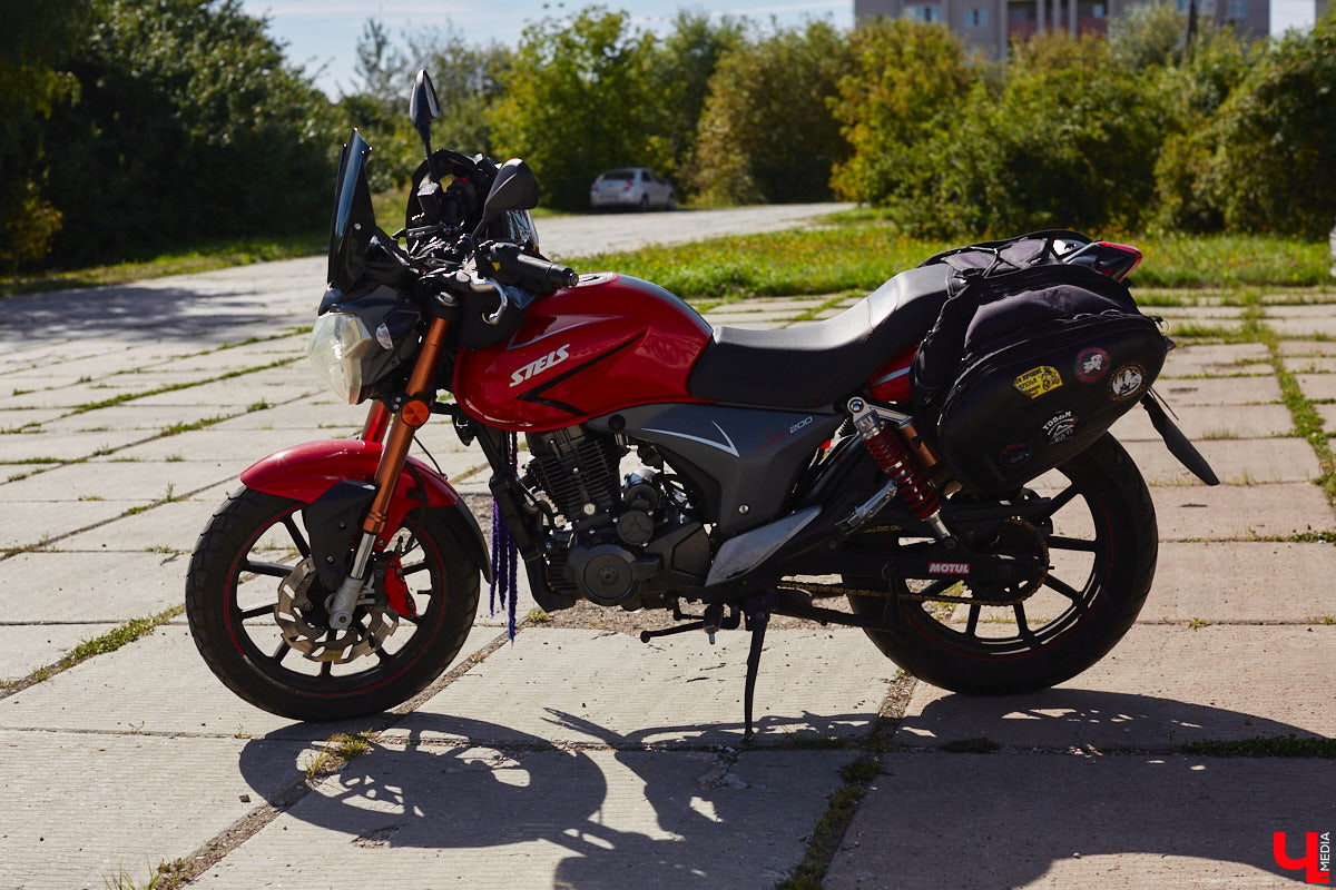 Что на самом деле происходит на мотофестивалях и какие они — люди на железных конях, брутально делающих врум-врум? Завесу адреналиновой жизни нам приоткрыла владимирская байкерша Марина Капралова, которая на своей двухколесной «девочке» не пропускает ни одного яркого события сезона.