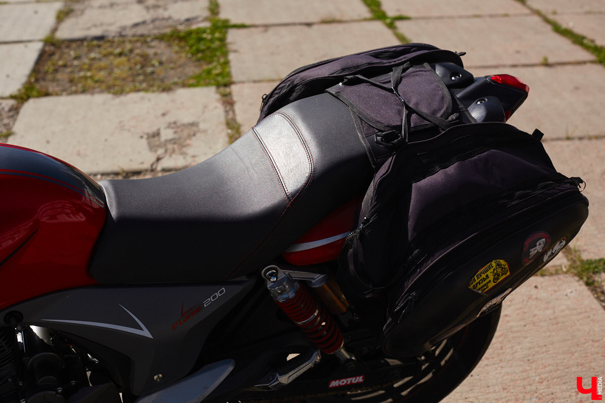 Что на самом деле происходит на мотофестивалях и какие они — люди на железных конях, брутально делающих врум-врум? Завесу адреналиновой жизни нам приоткрыла владимирская байкерша Марина Капралова, которая на своей двухколесной «девочке» не пропускает ни одного яркого события сезона.