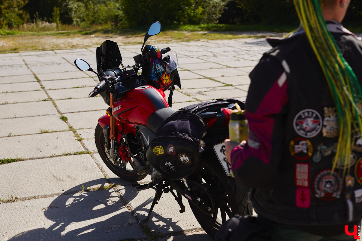 Что на самом деле происходит на мотофестивалях и какие они — люди на железных конях, брутально делающих врум-врум? Завесу адреналиновой жизни нам приоткрыла владимирская байкерша Марина Капралова, которая на своей двухколесной «девочке» не пропускает ни одного яркого события сезона.