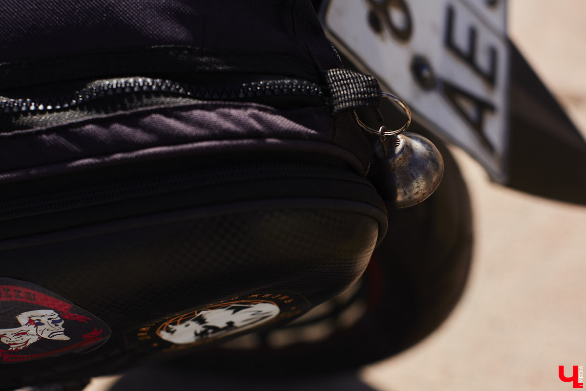 Что на самом деле происходит на мотофестивалях и какие они — люди на железных конях, брутально делающих врум-врум? Завесу адреналиновой жизни нам приоткрыла владимирская байкерша Марина Капралова, которая на своей двухколесной «девочке» не пропускает ни одного яркого события сезона.