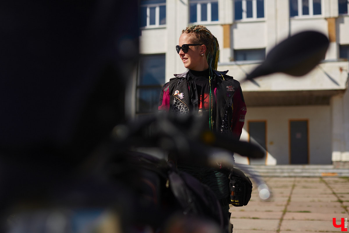 Что на самом деле происходит на мотофестивалях и какие они — люди на железных конях, брутально делающих врум-врум? Завесу адреналиновой жизни нам приоткрыла владимирская байкерша Марина Капралова, которая на своей двухколесной «девочке» не пропускает ни одного яркого события сезона.