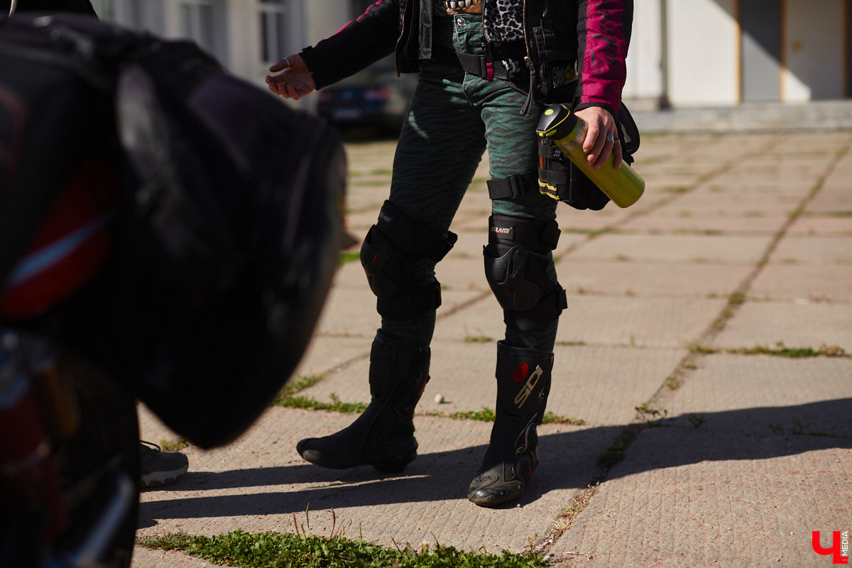 Что на самом деле происходит на мотофестивалях и какие они — люди на железных конях, брутально делающих врум-врум? Завесу адреналиновой жизни нам приоткрыла владимирская байкерша Марина Капралова, которая на своей двухколесной «девочке» не пропускает ни одного яркого события сезона.