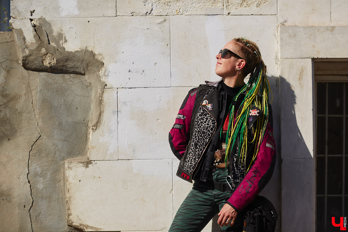 Что на самом деле происходит на мотофестивалях и какие они — люди на железных конях, брутально делающих врум-врум? Завесу адреналиновой жизни нам приоткрыла владимирская байкерша Марина Капралова, которая на своей двухколесной «девочке» не пропускает ни одного яркого события сезона.