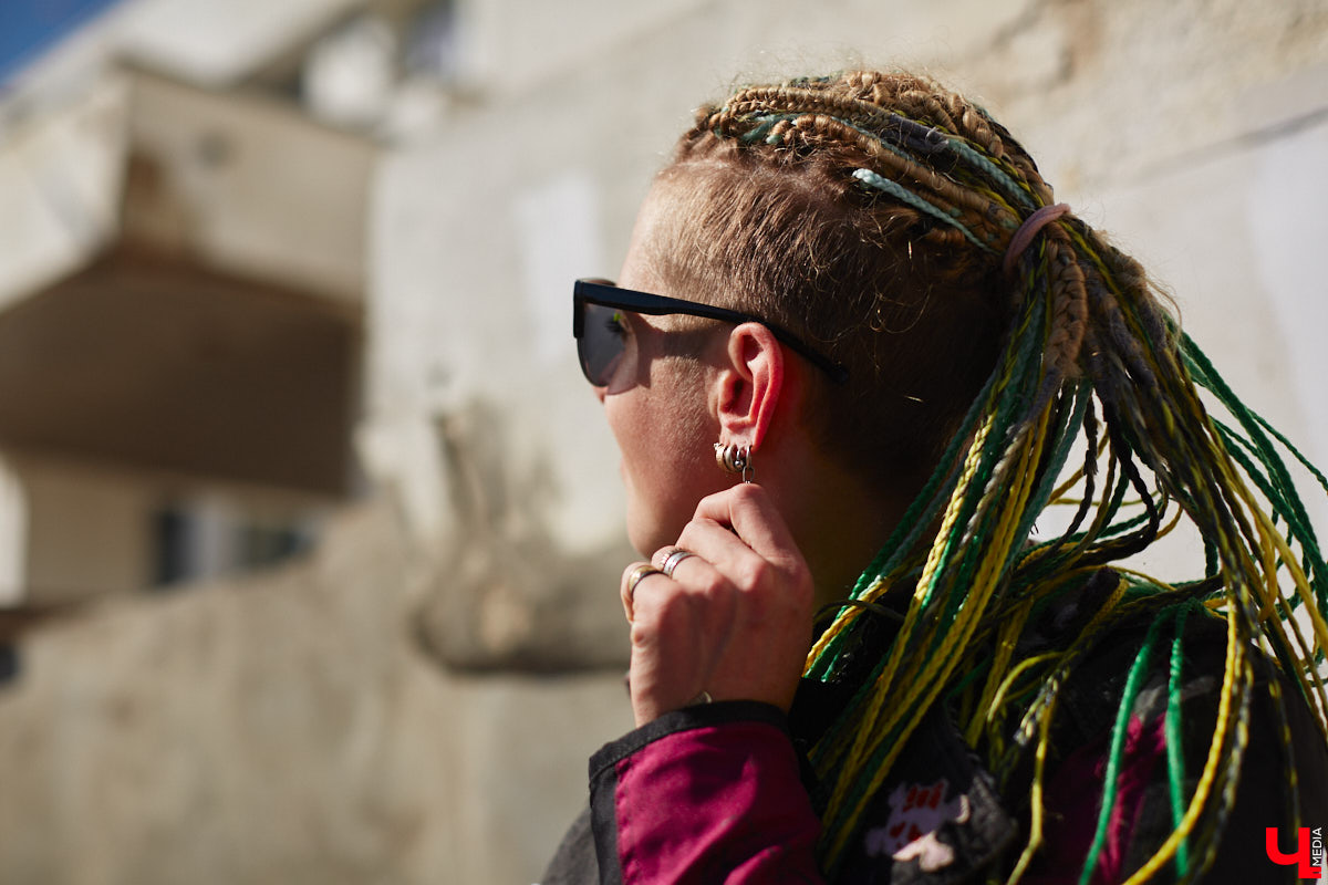 Что на самом деле происходит на мотофестивалях и какие они — люди на железных конях, брутально делающих врум-врум? Завесу адреналиновой жизни нам приоткрыла владимирская байкерша Марина Капралова, которая на своей двухколесной «девочке» не пропускает ни одного яркого события сезона.