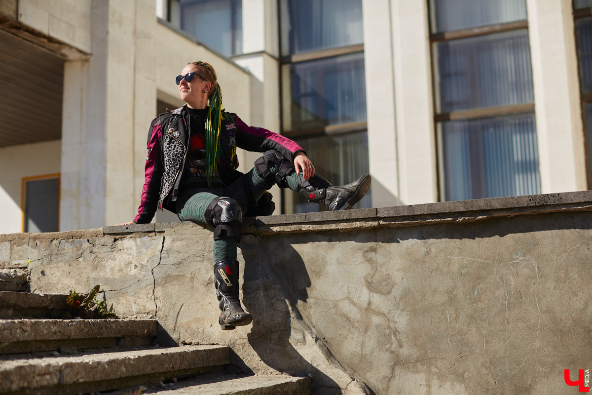 Что на самом деле происходит на мотофестивалях и какие они — люди на железных конях, брутально делающих врум-врум? Завесу адреналиновой жизни нам приоткрыла владимирская байкерша Марина Капралова, которая на своей двухколесной «девочке» не пропускает ни одного яркого события сезона.