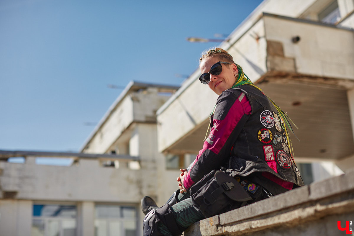 Что на самом деле происходит на мотофестивалях и какие они — люди на железных конях, брутально делающих врум-врум? Завесу адреналиновой жизни нам приоткрыла владимирская байкерша Марина Капралова, которая на своей двухколесной «девочке» не пропускает ни одного яркого события сезона.