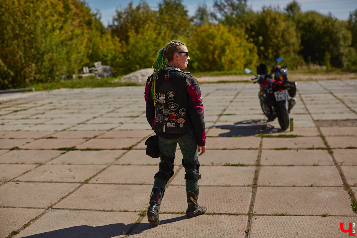 Что на самом деле происходит на мотофестивалях и какие они — люди на железных конях, брутально делающих врум-врум? Завесу адреналиновой жизни нам приоткрыла владимирская байкерша Марина Капралова, которая на своей двухколесной «девочке» не пропускает ни одного яркого события сезона.