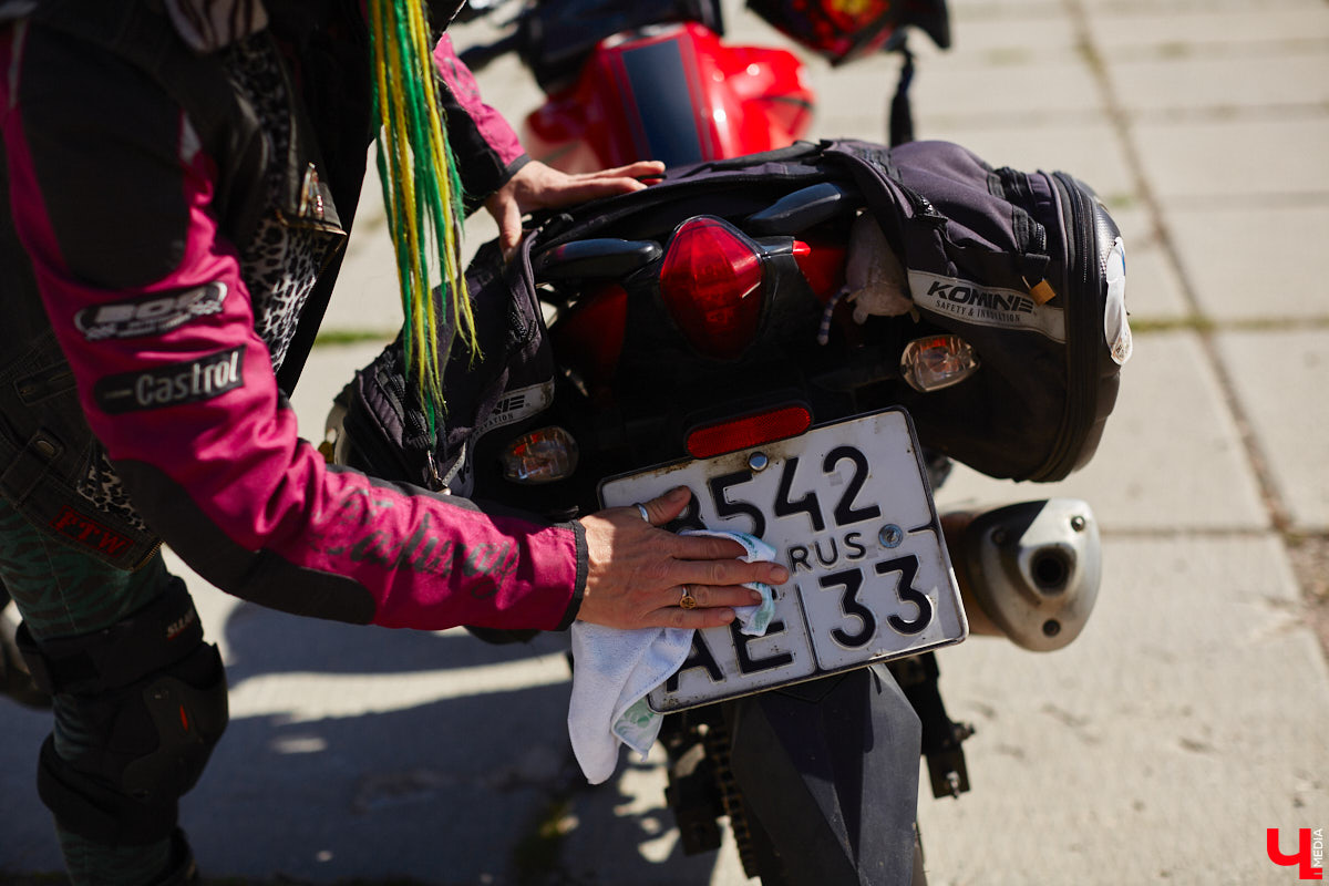 Что на самом деле происходит на мотофестивалях и какие они — люди на железных конях, брутально делающих врум-врум? Завесу адреналиновой жизни нам приоткрыла владимирская байкерша Марина Капралова, которая на своей двухколесной «девочке» не пропускает ни одного яркого события сезона.