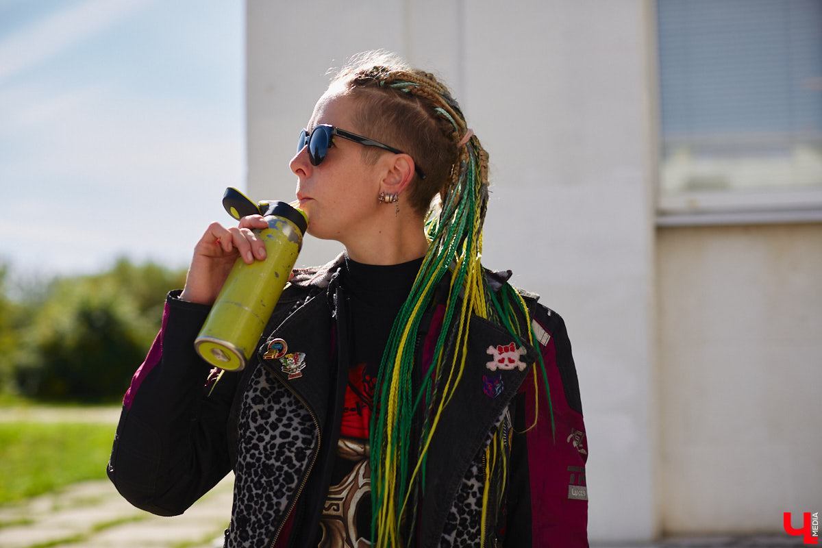 Что на самом деле происходит на мотофестивалях и какие они — люди на железных конях, брутально делающих врум-врум? Завесу адреналиновой жизни нам приоткрыла владимирская байкерша Марина Капралова, которая на своей двухколесной «девочке» не пропускает ни одного яркого события сезона.