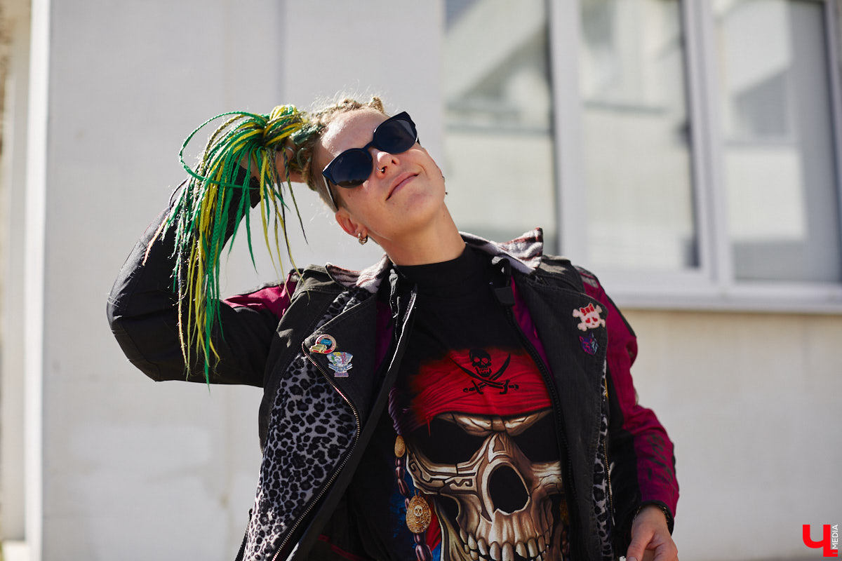 Что на самом деле происходит на мотофестивалях и какие они — люди на железных конях, брутально делающих врум-врум? Завесу адреналиновой жизни нам приоткрыла владимирская байкерша Марина Капралова, которая на своей двухколесной «девочке» не пропускает ни одного яркого события сезона.