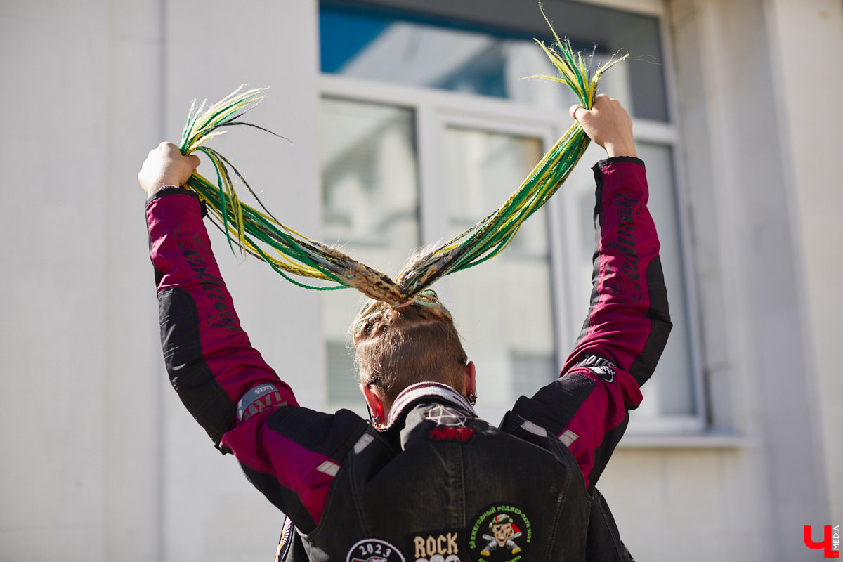 Что на самом деле происходит на мотофестивалях и какие они — люди на железных конях, брутально делающих врум-врум? Завесу адреналиновой жизни нам приоткрыла владимирская байкерша Марина Капралова, которая на своей двухколесной «девочке» не пропускает ни одного яркого события сезона.