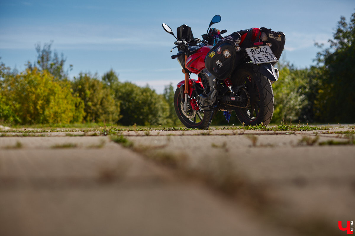 Что на самом деле происходит на мотофестивалях и какие они — люди на железных конях, брутально делающих врум-врум? Завесу адреналиновой жизни нам приоткрыла владимирская байкерша Марина Капралова, которая на своей двухколесной «девочке» не пропускает ни одного яркого события сезона.