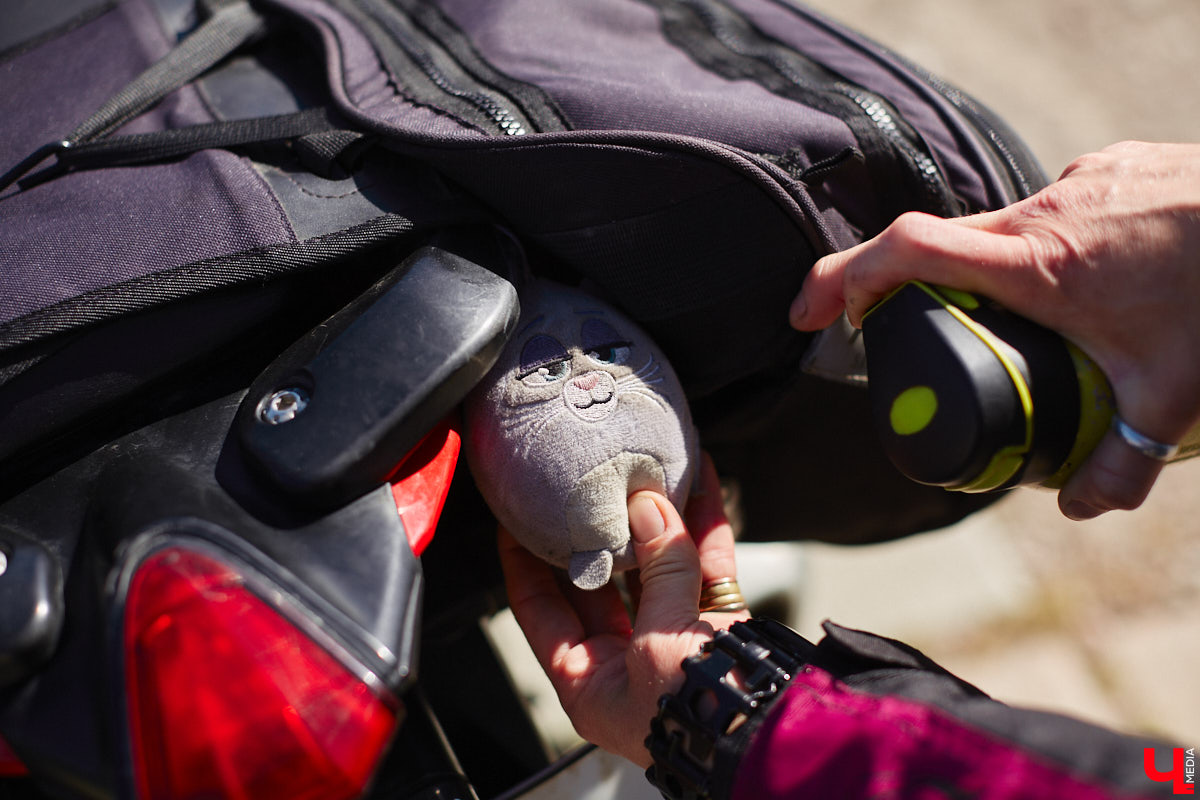 Что на самом деле происходит на мотофестивалях и какие они — люди на железных конях, брутально делающих врум-врум? Завесу адреналиновой жизни нам приоткрыла владимирская байкерша Марина Капралова, которая на своей двухколесной «девочке» не пропускает ни одного яркого события сезона.