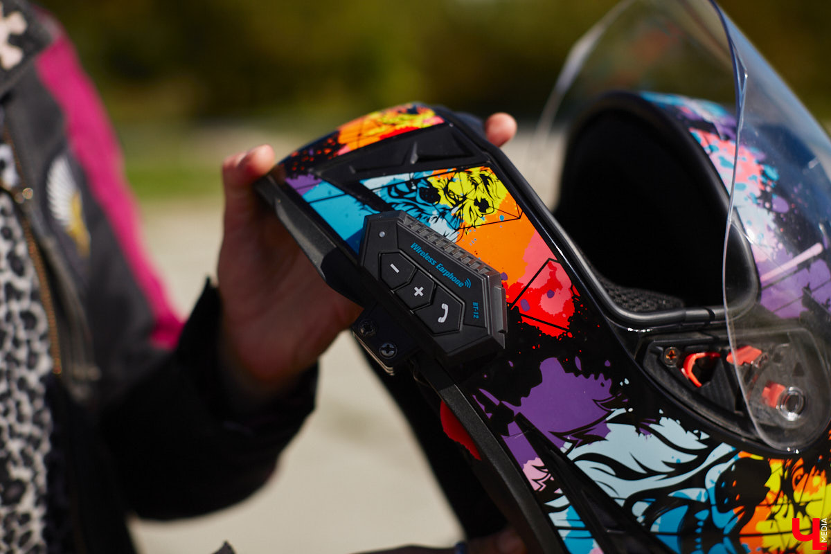 Что на самом деле происходит на мотофестивалях и какие они — люди на железных конях, брутально делающих врум-врум? Завесу адреналиновой жизни нам приоткрыла владимирская байкерша Марина Капралова, которая на своей двухколесной «девочке» не пропускает ни одного яркого события сезона.