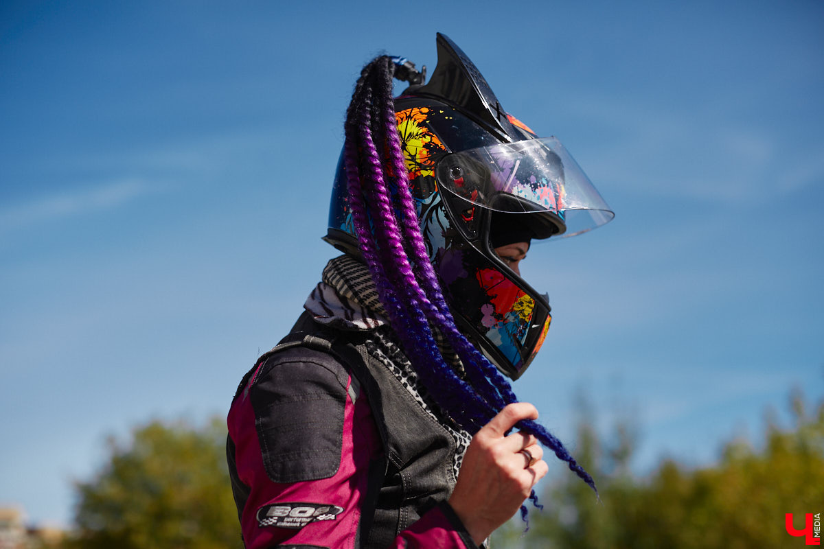 Что на самом деле происходит на мотофестивалях и какие они — люди на железных конях, брутально делающих врум-врум? Завесу адреналиновой жизни нам приоткрыла владимирская байкерша Марина Капралова, которая на своей двухколесной «девочке» не пропускает ни одного яркого события сезона.