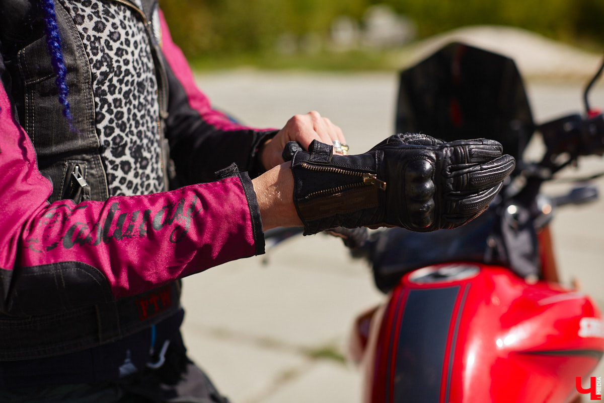 Что на самом деле происходит на мотофестивалях и какие они — люди на железных конях, брутально делающих врум-врум? Завесу адреналиновой жизни нам приоткрыла владимирская байкерша Марина Капралова, которая на своей двухколесной «девочке» не пропускает ни одного яркого события сезона.