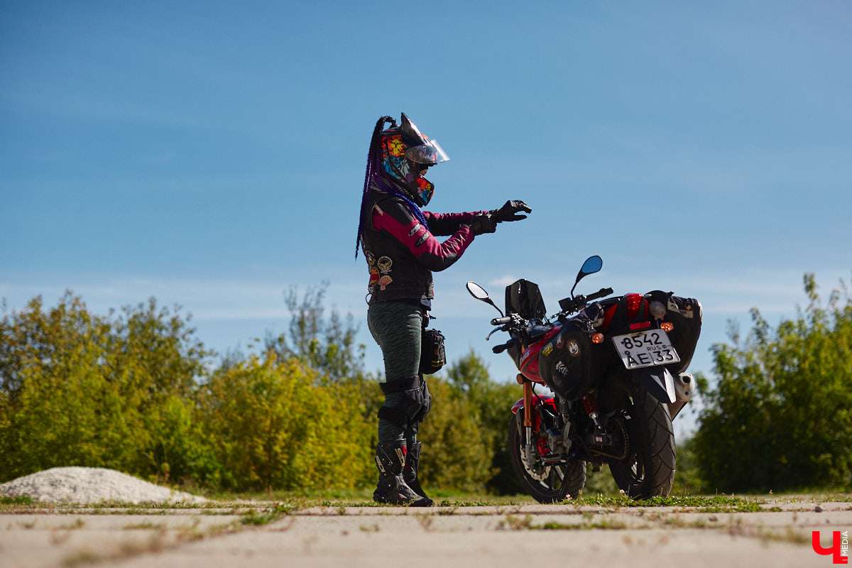 Что на самом деле происходит на мотофестивалях и какие они — люди на железных конях, брутально делающих врум-врум? Завесу адреналиновой жизни нам приоткрыла владимирская байкерша Марина Капралова, которая на своей двухколесной «девочке» не пропускает ни одного яркого события сезона.