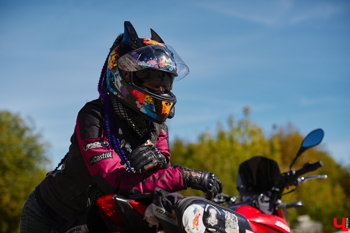 Что на самом деле происходит на мотофестивалях и какие они — люди на железных конях, брутально делающих врум-врум? Завесу адреналиновой жизни нам приоткрыла владимирская байкерша Марина Капралова, которая на своей двухколесной «девочке» не пропускает ни одного яркого события сезона.