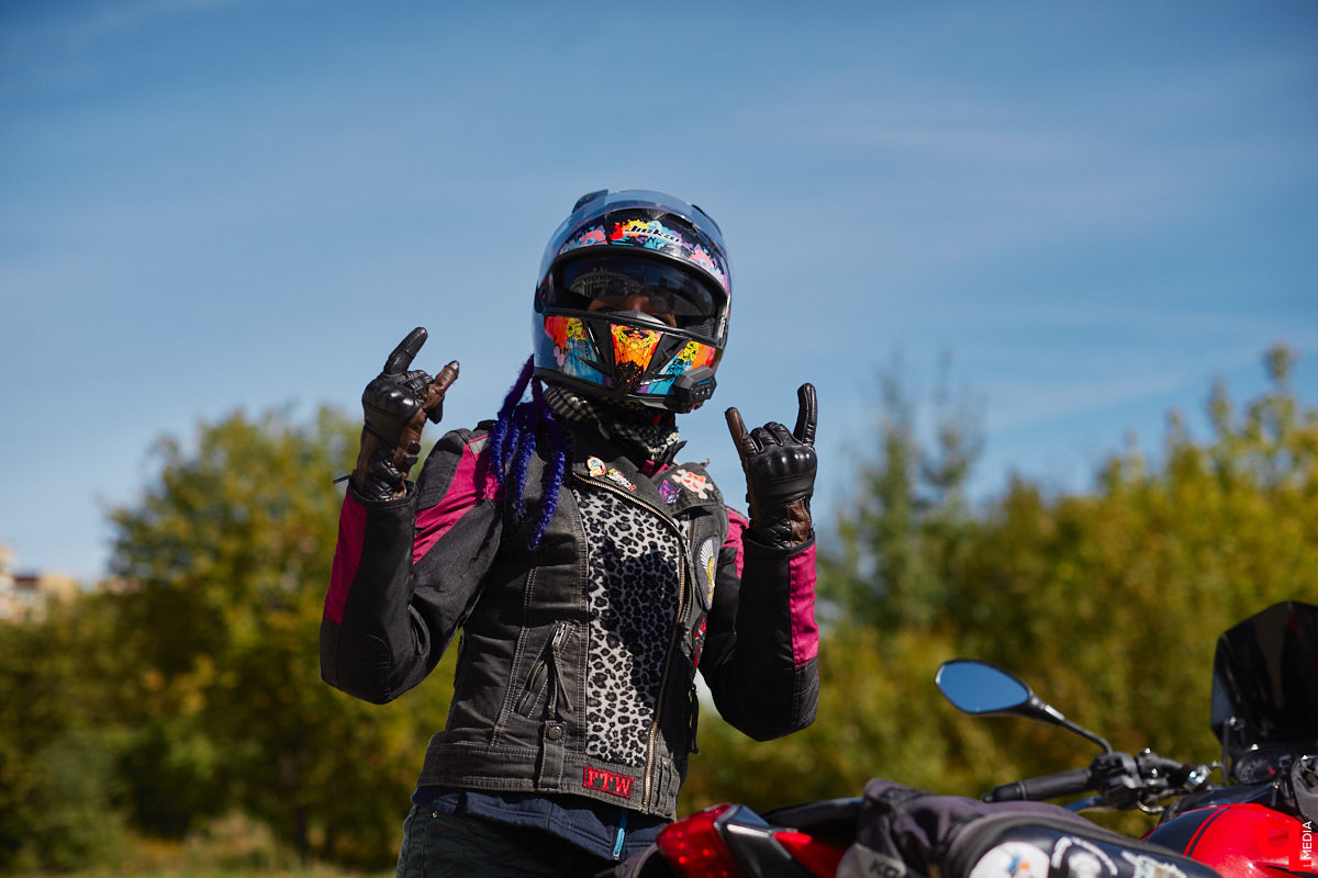 Что на самом деле происходит на мотофестивалях и какие они — люди на железных конях, брутально делающих врум-врум? Завесу адреналиновой жизни нам приоткрыла владимирская байкерша Марина Капралова, которая на своей двухколесной «девочке» не пропускает ни одного яркого события сезона.