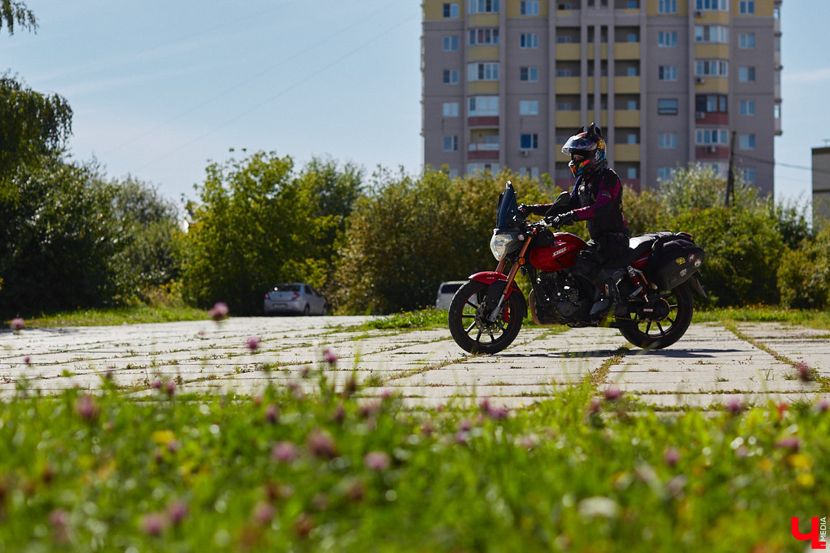 Что на самом деле происходит на мотофестивалях и какие они — люди на железных конях, брутально делающих врум-врум? Завесу адреналиновой жизни нам приоткрыла владимирская байкерша Марина Капралова, которая на своей двухколесной «девочке» не пропускает ни одного яркого события сезона.