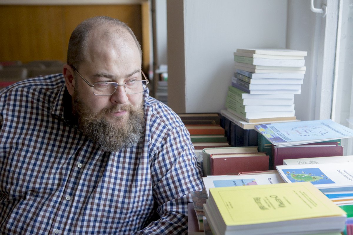 Если вбить слово «лингвист» в поиск YouTube, тот выдаст целый ряд видео с участием Игоря Исаева. Он частый гость блогеров, авторов подкастов, радиоведущих. Сейчас на постоянной основе участвует в шоу «Физики и лирики» с Александром Пушным. А ведь родом эксперт из Владимирской области. «Ключ-Медиа» удалось побеседовать со специалистом в области языкознания и узнать о нем чуть больше.