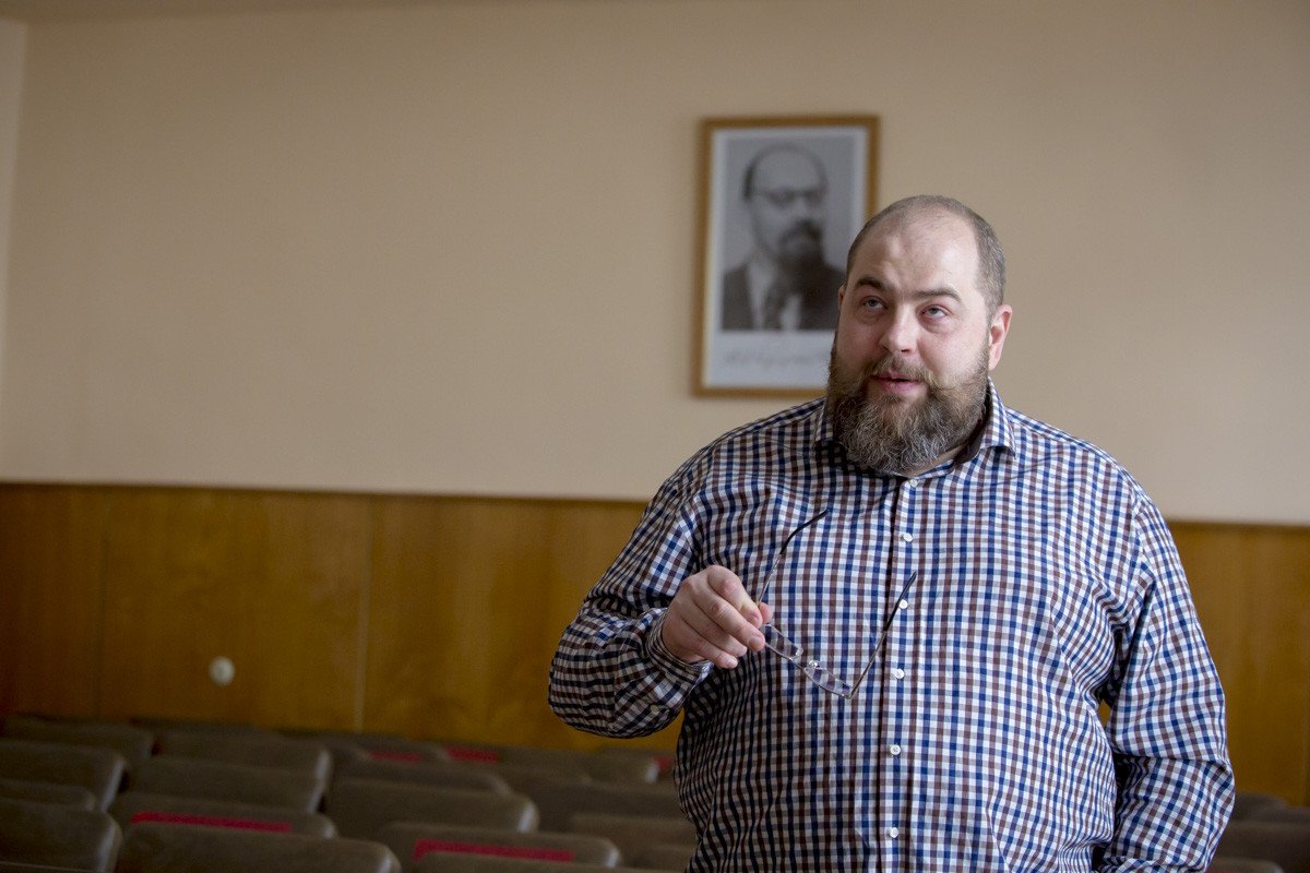 Если вбить слово «лингвист» в поиск YouTube, тот выдаст целый ряд видео с участием Игоря Исаева. Он частый гость блогеров, авторов подкастов, радиоведущих. Сейчас на постоянной основе участвует в шоу «Физики и лирики» с Александром Пушным. А ведь родом эксперт из Владимирской области. «Ключ-Медиа» удалось побеседовать со специалистом в области языкознания и узнать о нем чуть больше.