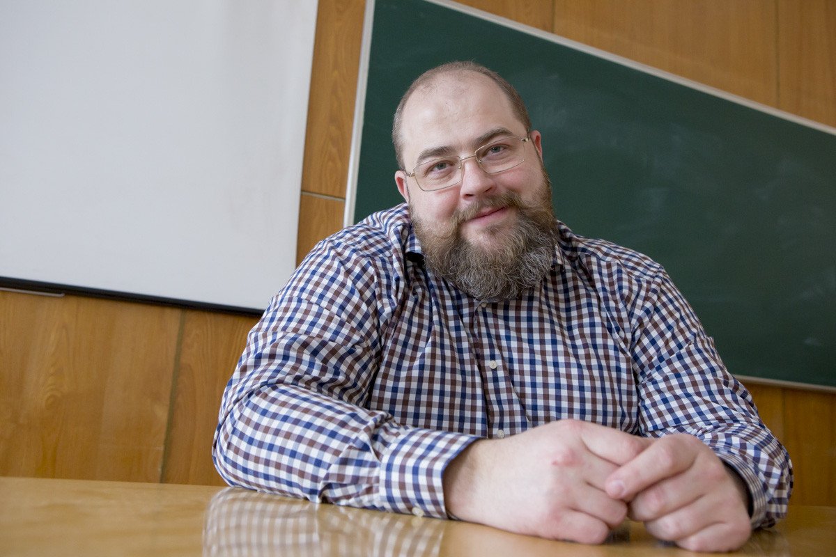 Если вбить слово «лингвист» в поиск YouTube, тот выдаст целый ряд видео с участием Игоря Исаева. Он частый гость блогеров, авторов подкастов, радиоведущих. Сейчас на постоянной основе участвует в шоу «Физики и лирики» с Александром Пушным. А ведь родом эксперт из Владимирской области. «Ключ-Медиа» удалось побеседовать со специалистом в области языкознания и узнать о нем чуть больше.