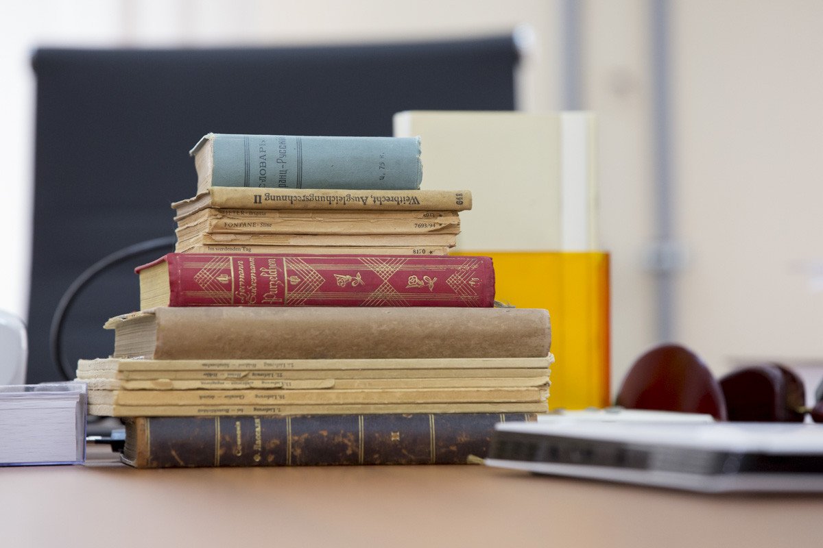 Если вбить слово «лингвист» в поиск YouTube, тот выдаст целый ряд видео с участием Игоря Исаева. Он частый гость блогеров, авторов подкастов, радиоведущих. Сейчас на постоянной основе участвует в шоу «Физики и лирики» с Александром Пушным. А ведь родом эксперт из Владимирской области. «Ключ-Медиа» удалось побеседовать со специалистом в области языкознания и узнать о нем чуть больше.