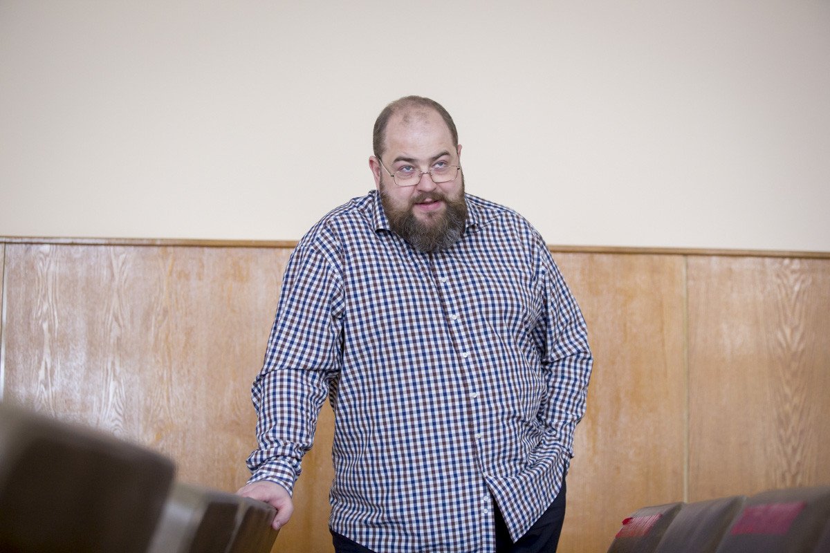 Если вбить слово «лингвист» в поиск YouTube, тот выдаст целый ряд видео с участием Игоря Исаева. Он частый гость блогеров, авторов подкастов, радиоведущих. Сейчас на постоянной основе участвует в шоу «Физики и лирики» с Александром Пушным. А ведь родом эксперт из Владимирской области. «Ключ-Медиа» удалось побеседовать со специалистом в области языкознания и узнать о нем чуть больше.