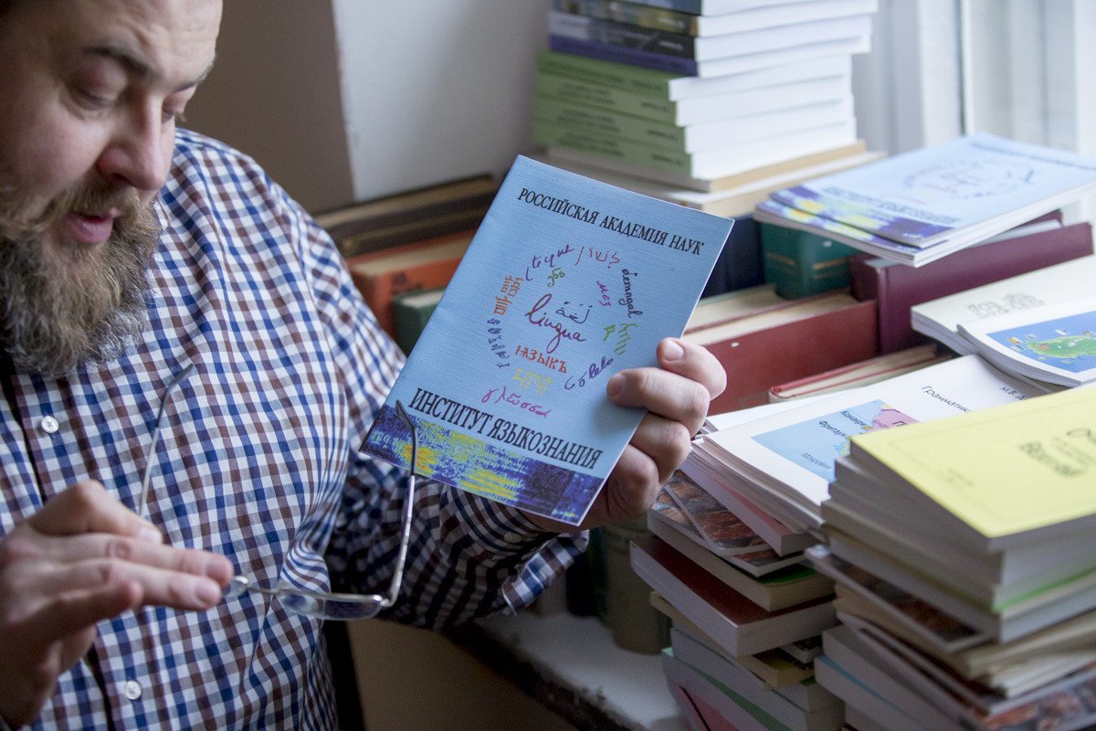 Если вбить слово «лингвист» в поиск YouTube, тот выдаст целый ряд видео с участием Игоря Исаева. Он частый гость блогеров, авторов подкастов, радиоведущих. Сейчас на постоянной основе участвует в шоу «Физики и лирики» с Александром Пушным. А ведь родом эксперт из Владимирской области. «Ключ-Медиа» удалось побеседовать со специалистом в области языкознания и узнать о нем чуть больше.