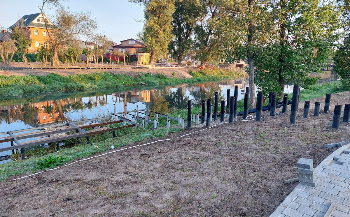 В Судогде продолжается строительство набережной, которое началось еще летом. Благоустроенное общественное пространство вдоль реки появится там до конца декабря 2023-го. Что было сделано за это время и что мы увидим в итоге?