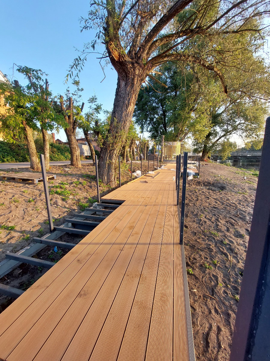 В Судогде продолжается строительство набережной, которое началось еще летом. Благоустроенное общественное пространство вдоль реки появится там до конца декабря 2023-го. Что было сделано за это время и что мы увидим в итоге?