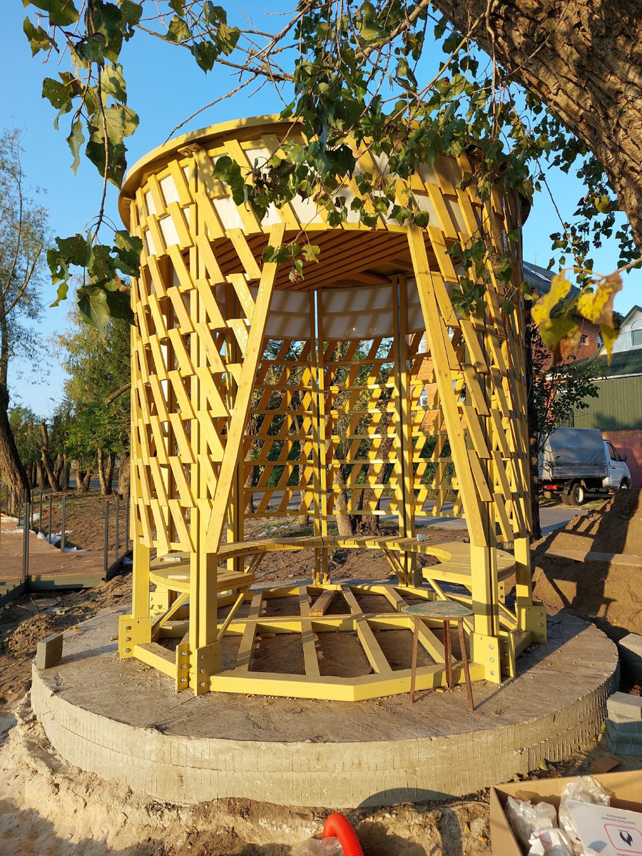 В Судогде продолжается строительство набережной, которое началось еще летом. Благоустроенное общественное пространство вдоль реки появится там до конца декабря 2023-го. Что было сделано за это время и что мы увидим в итоге?