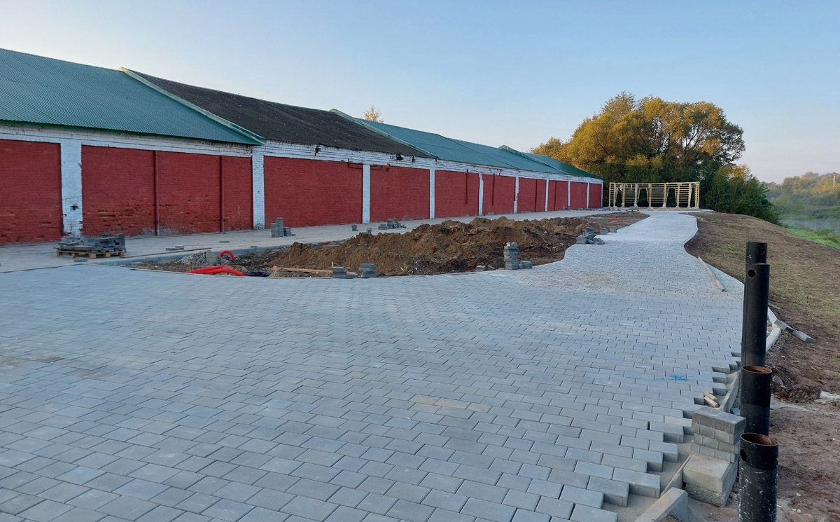 В Судогде продолжается строительство набережной, которое началось еще летом. Благоустроенное общественное пространство вдоль реки появится там до конца декабря 2023-го. Что было сделано за это время и что мы увидим в итоге?