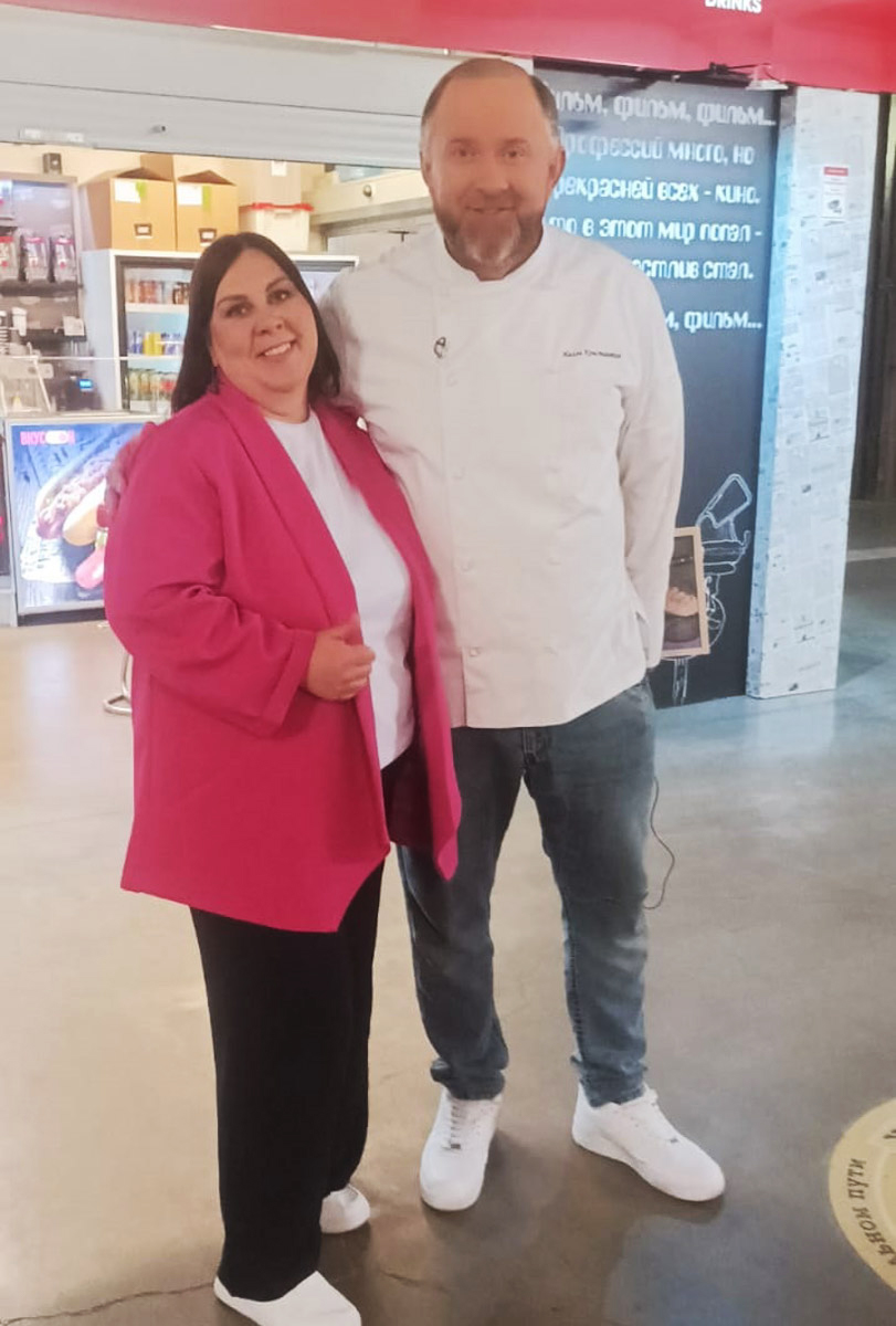 Жительница Костерево Екатерина Плужникова снялась в шестом выпуске «Битвы шефов» на телеканале «Пятница!». Ей удалось не только почти дойти до финала программы, но и покорить сердца именитых ведущих кулинарным талантом. «Ключ-Медиа» из первых уст узнал все подробности участия повара из Владимирской области в популярном шоу. 