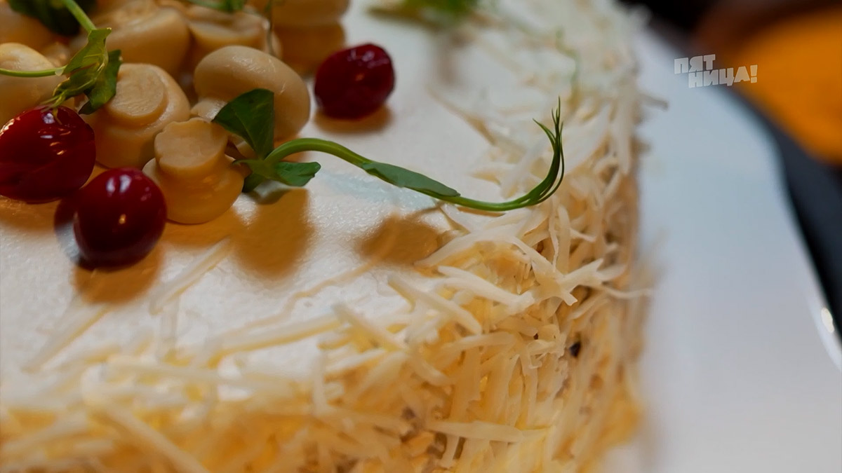 Жительница Костерево Екатерина Плужникова снялась в шестом выпуске «Битвы шефов» на телеканале «Пятница!». Ей удалось не только почти дойти до финала программы, но и покорить сердца именитых ведущих кулинарным талантом. «Ключ-Медиа» из первых уст узнал все подробности участия повара из Владимирской области в популярном шоу. 