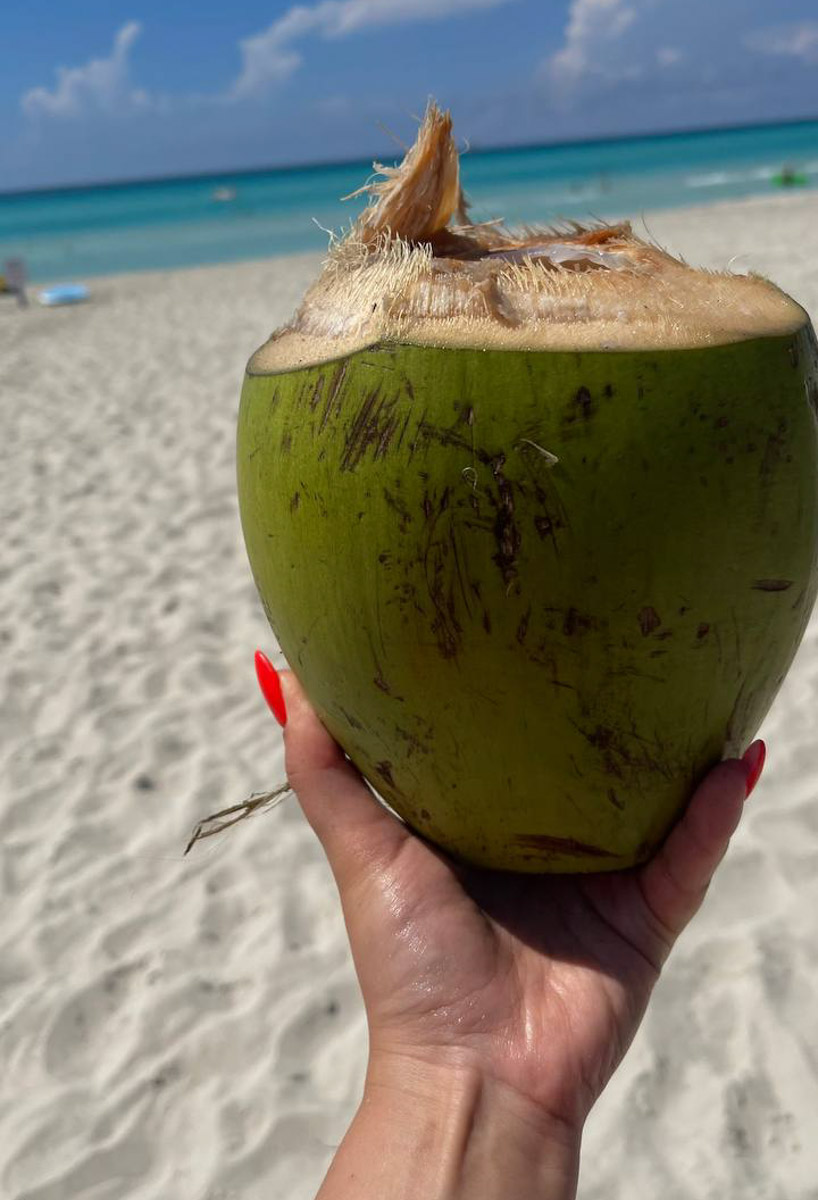 Летом этого года Куба стала одним из самых популярных направлений среди российских туристов. Только по официальным данным количество отдыхающих из нашей страны там выросло в полтора раза. Среди тех, кто выбирает белые песчаные пляжи и романтические пейзажи, все больше жителей нашего города. Среди них оказалась и Ольга Богданова, которая отметила на Острове свободы свой день рождения.