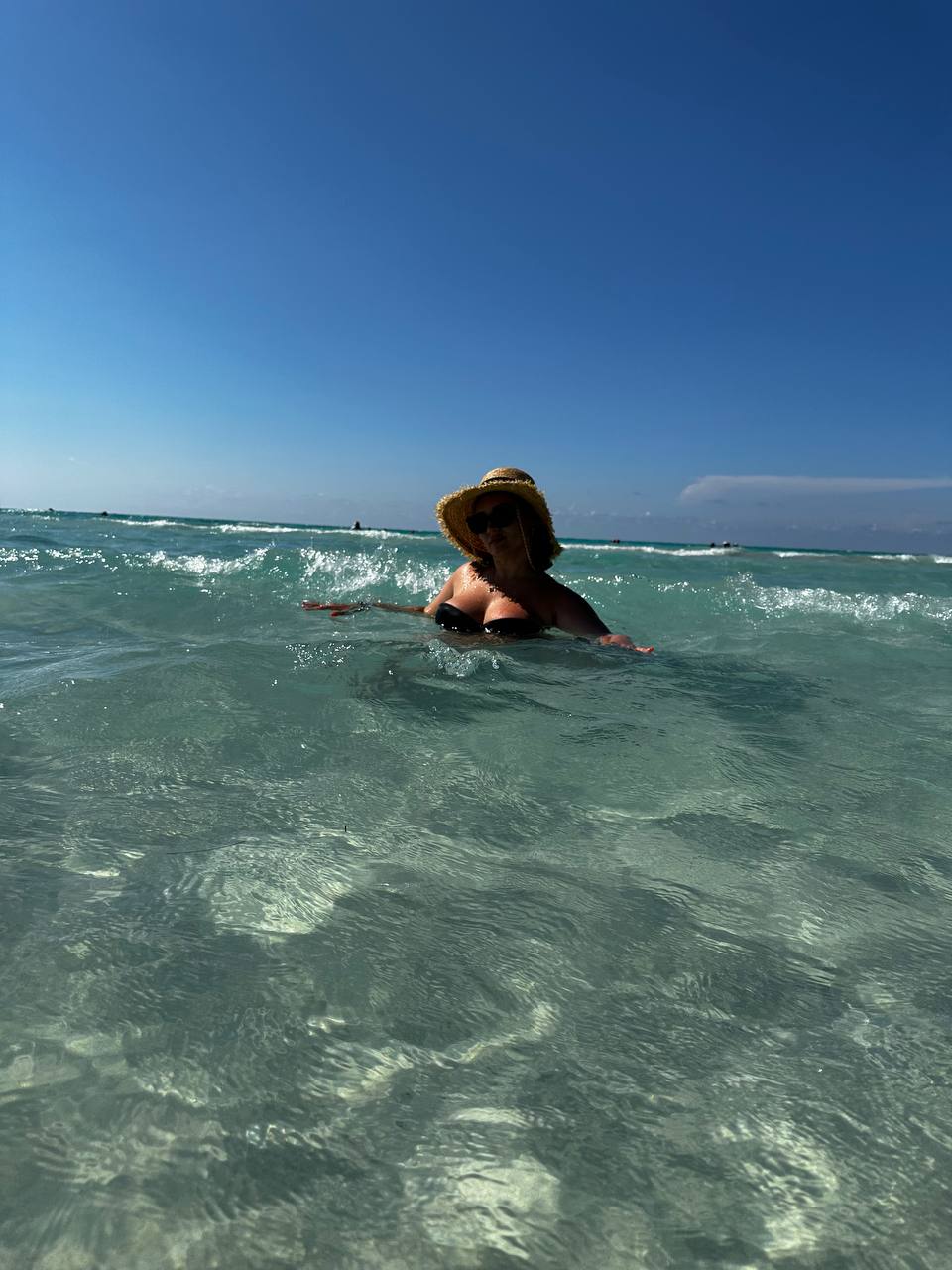 Летом этого года Куба стала одним из самых популярных направлений среди российских туристов. Только по официальным данным количество отдыхающих из нашей страны там выросло в полтора раза. Среди тех, кто выбирает белые песчаные пляжи и романтические пейзажи, все больше жителей нашего города. Среди них оказалась и Ольга Богданова, которая отметила на Острове свободы свой день рождения.