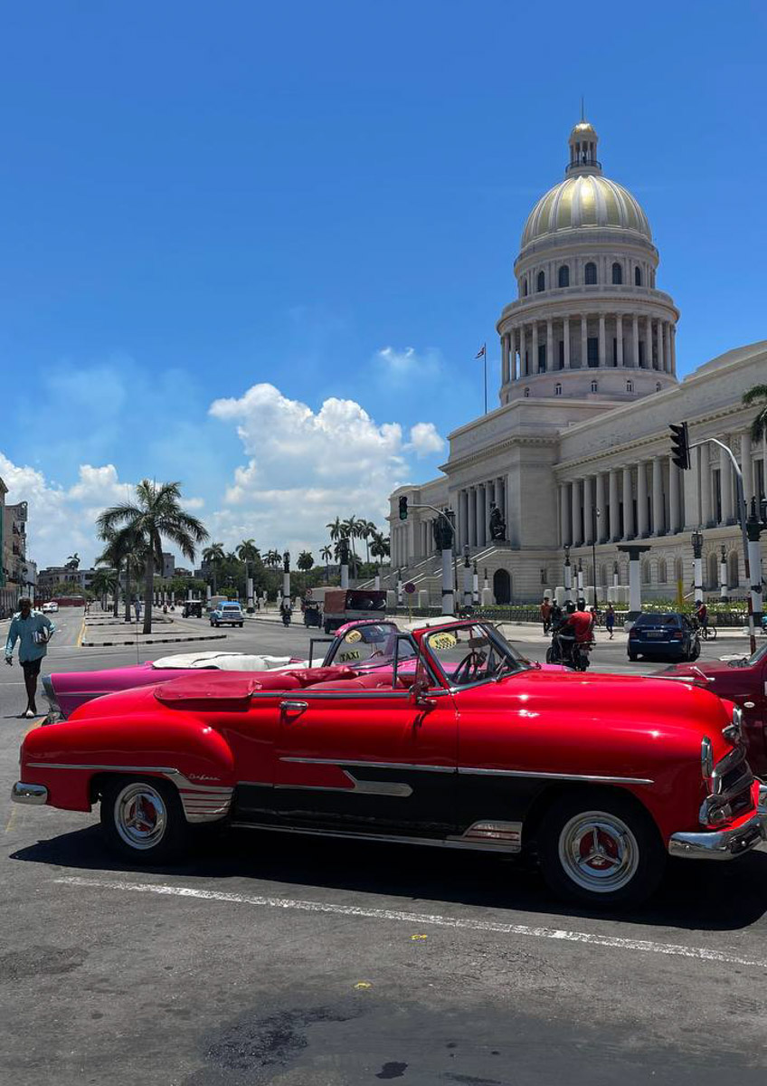 Летом этого года Куба стала одним из самых популярных направлений среди российских туристов. Только по официальным данным количество отдыхающих из нашей страны там выросло в полтора раза. Среди тех, кто выбирает белые песчаные пляжи и романтические пейзажи, все больше жителей нашего города. Среди них оказалась и Ольга Богданова, которая отметила на Острове свободы свой день рождения.