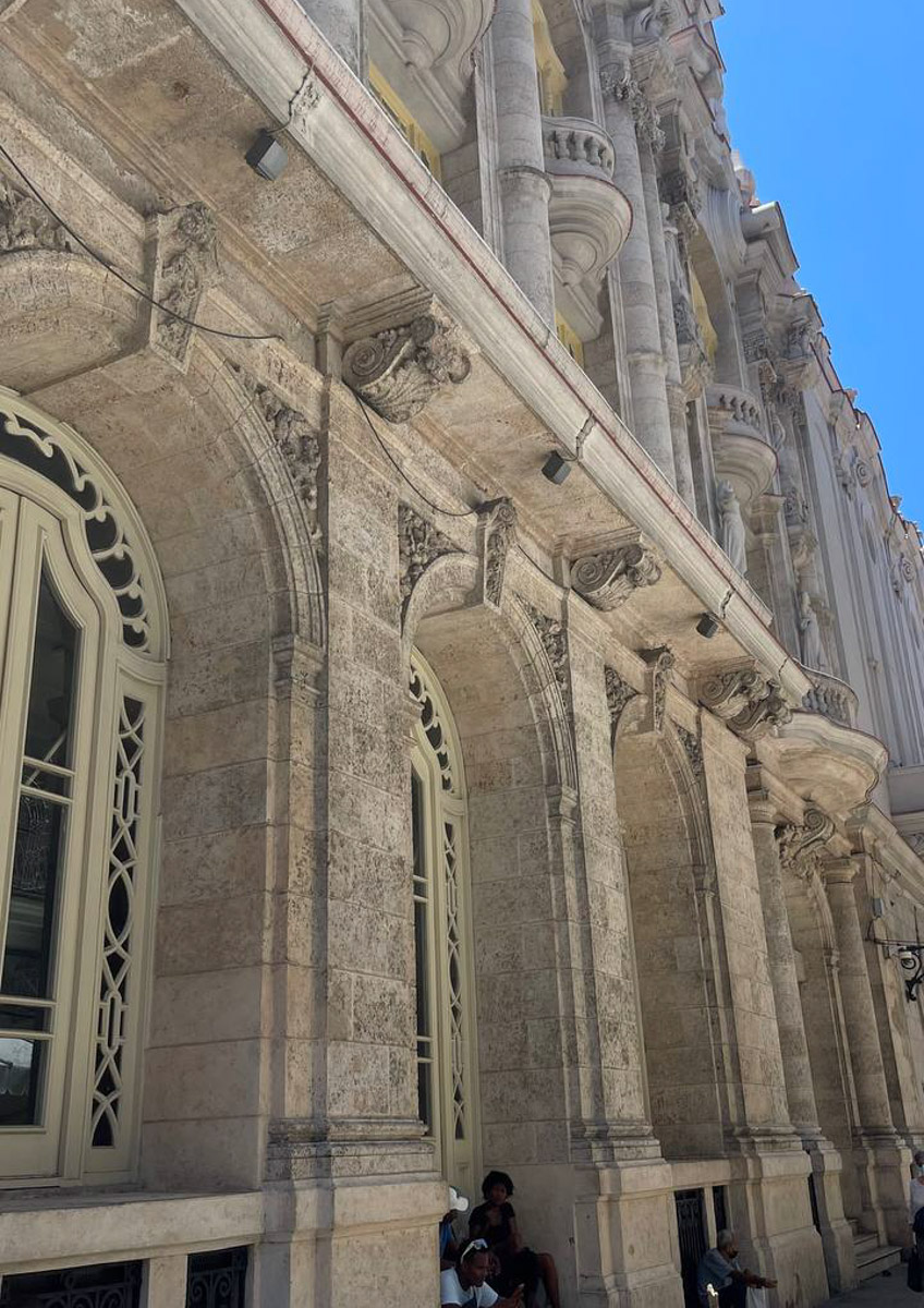 Летом этого года Куба стала одним из самых популярных направлений среди российских туристов. Только по официальным данным количество отдыхающих из нашей страны там выросло в полтора раза. Среди тех, кто выбирает белые песчаные пляжи и романтические пейзажи, все больше жителей нашего города. Среди них оказалась и Ольга Богданова, которая отметила на Острове свободы свой день рождения.