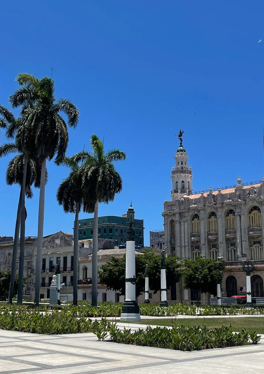 Летом этого года Куба стала одним из самых популярных направлений среди российских туристов. Только по официальным данным количество отдыхающих из нашей страны там выросло в полтора раза. Среди тех, кто выбирает белые песчаные пляжи и романтические пейзажи, все больше жителей нашего города. Среди них оказалась и Ольга Богданова, которая отметила на Острове свободы свой день рождения.