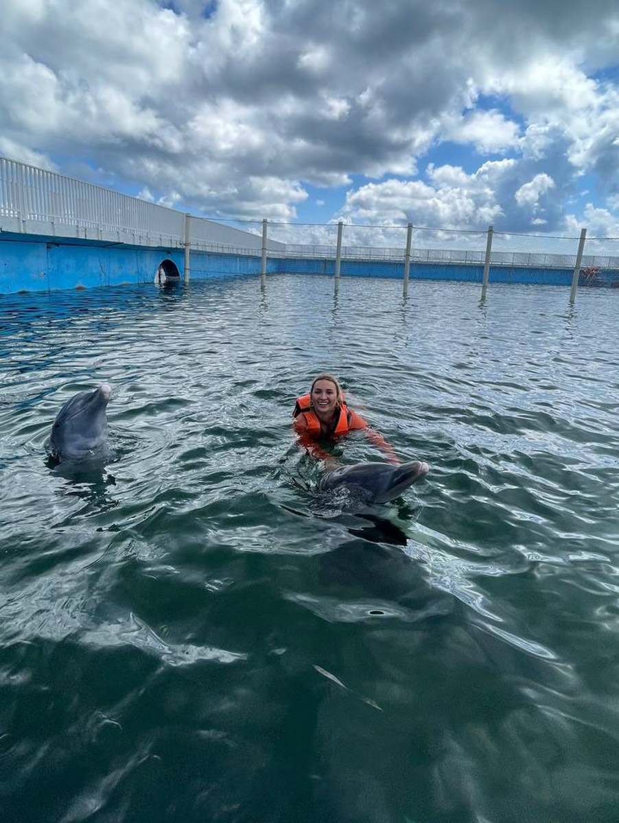 Летом этого года Куба стала одним из самых популярных направлений среди российских туристов. Только по официальным данным количество отдыхающих из нашей страны там выросло в полтора раза. Среди тех, кто выбирает белые песчаные пляжи и романтические пейзажи, все больше жителей нашего города. Среди них оказалась и Ольга Богданова, которая отметила на Острове свободы свой день рождения.