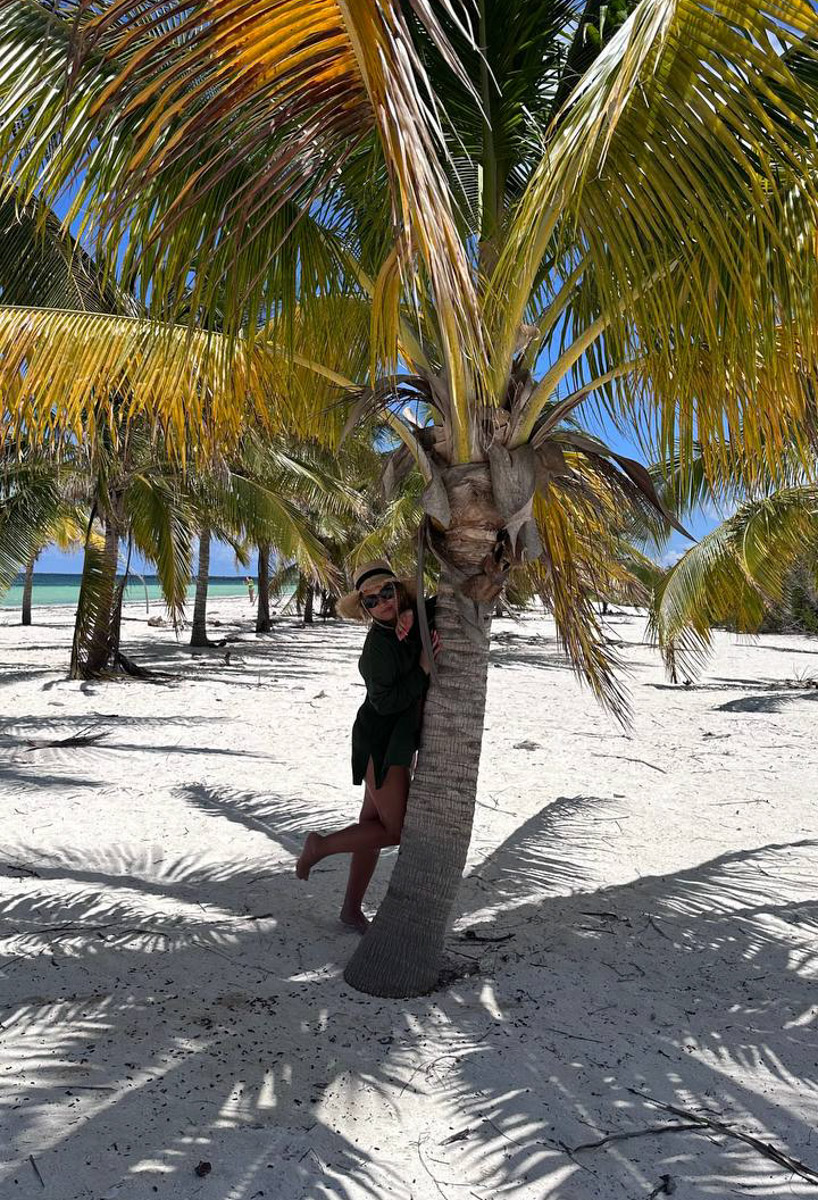 Летом этого года Куба стала одним из самых популярных направлений среди российских туристов. Только по официальным данным количество отдыхающих из нашей страны там выросло в полтора раза. Среди тех, кто выбирает белые песчаные пляжи и романтические пейзажи, все больше жителей нашего города. Среди них оказалась и Ольга Богданова, которая отметила на Острове свободы свой день рождения.